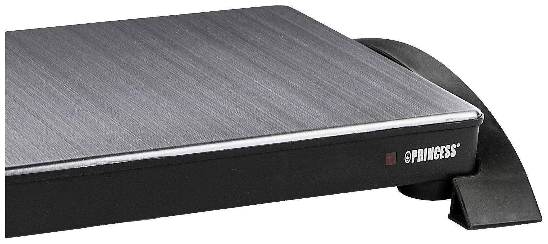 Schwarze Grillplatte mit Metalloberfläche auf einem Tisch. Die Ecke der Platte trägt den Schriftzug 'Princess'. Links ein runder Griff.