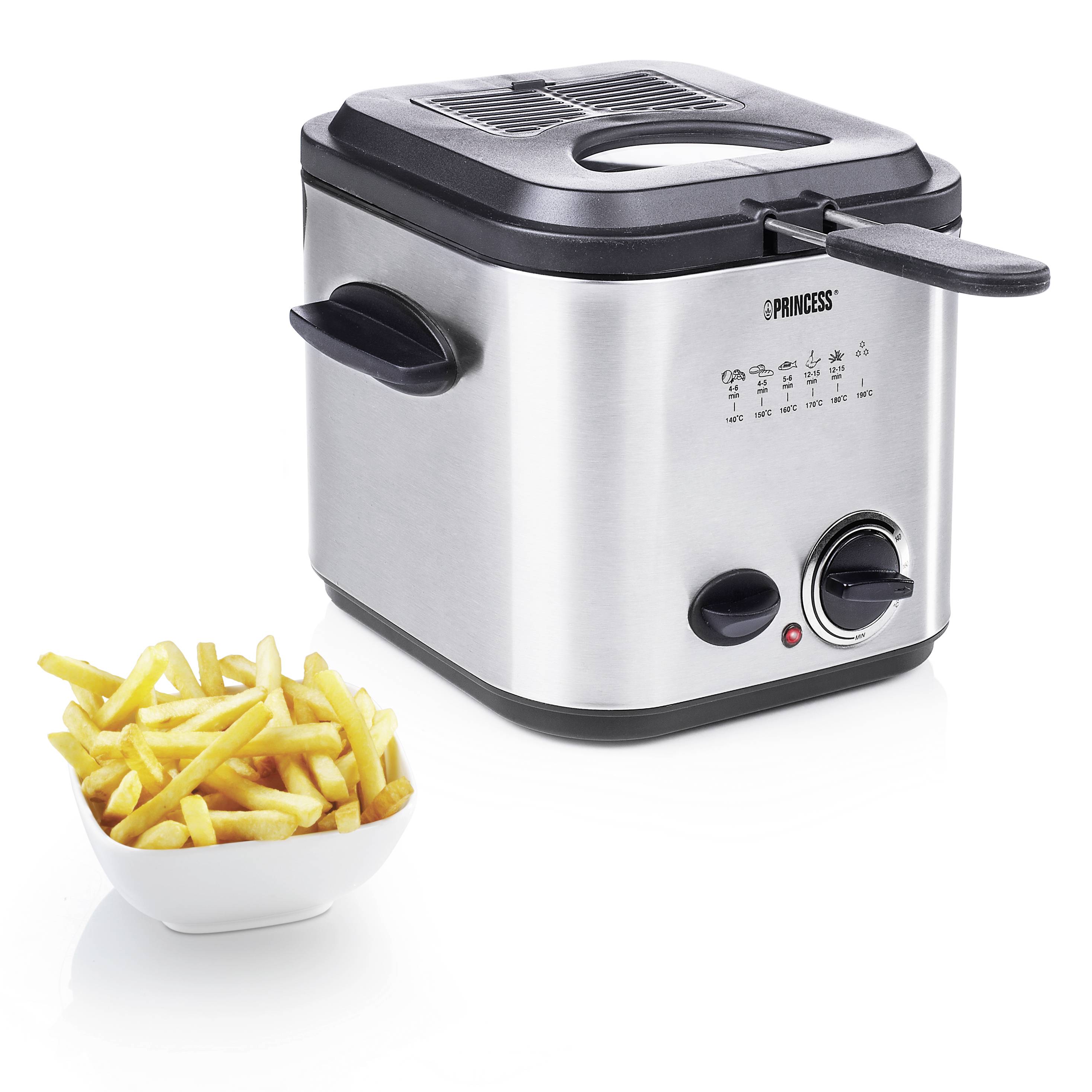 Eine silberne Fritteuse mit einem schwarzen Griff steht neben einer weißen Schüssel voller Pommes frites.