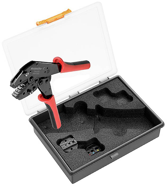 Eine schwarze Crimpzange mit roten Griffen in einem Kunststoffkoffer, umgeben von passenden Einsätzen. Ideal für Kabelverbindungen.
