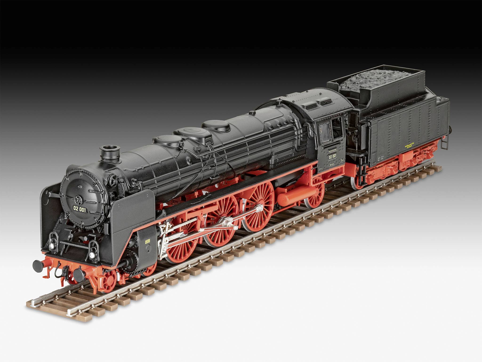 Schwarze Dampflokmodell auf Schienen mit roten Rädern und Details, vor dunklem Hintergrund, zeigt klassische Eisenbahntechnik.