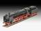 Schwarze Dampflokmodell auf Schienen mit roten Rädern und Details, vor dunklem Hintergrund, zeigt klassische Eisenbahntechnik.