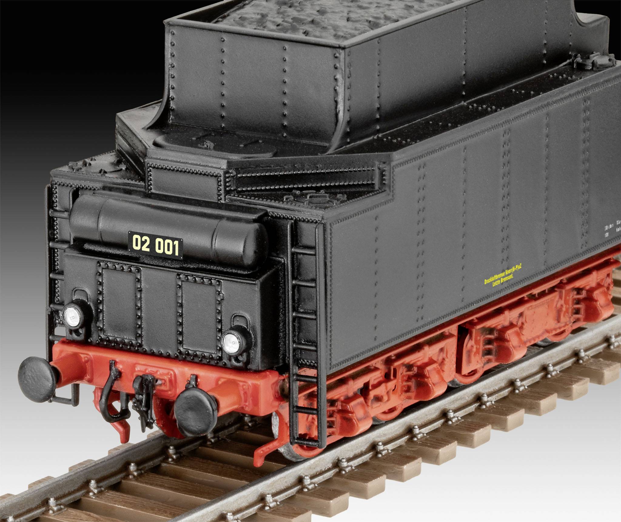 Ein schwarzes Modell-Dampflokomotive-Tender mit rotem Fahrwerk auf Gleisen, Nummer '02 001' auf der Rückseite.