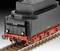Ein schwarzes Modell-Dampflokomotive-Tender mit rotem Fahrwerk auf Gleisen, Nummer '02 001' auf der Rückseite.