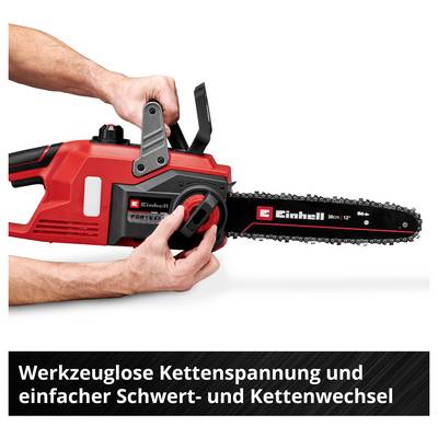 Rote Einhell-Kettensäge, bei der eine Person werkzeuglos Kette und Schwert wechselt; Text: 'Werkzeuglose Kettenspannung und einfacher Schwert- und Kettenwechsel'<br>
