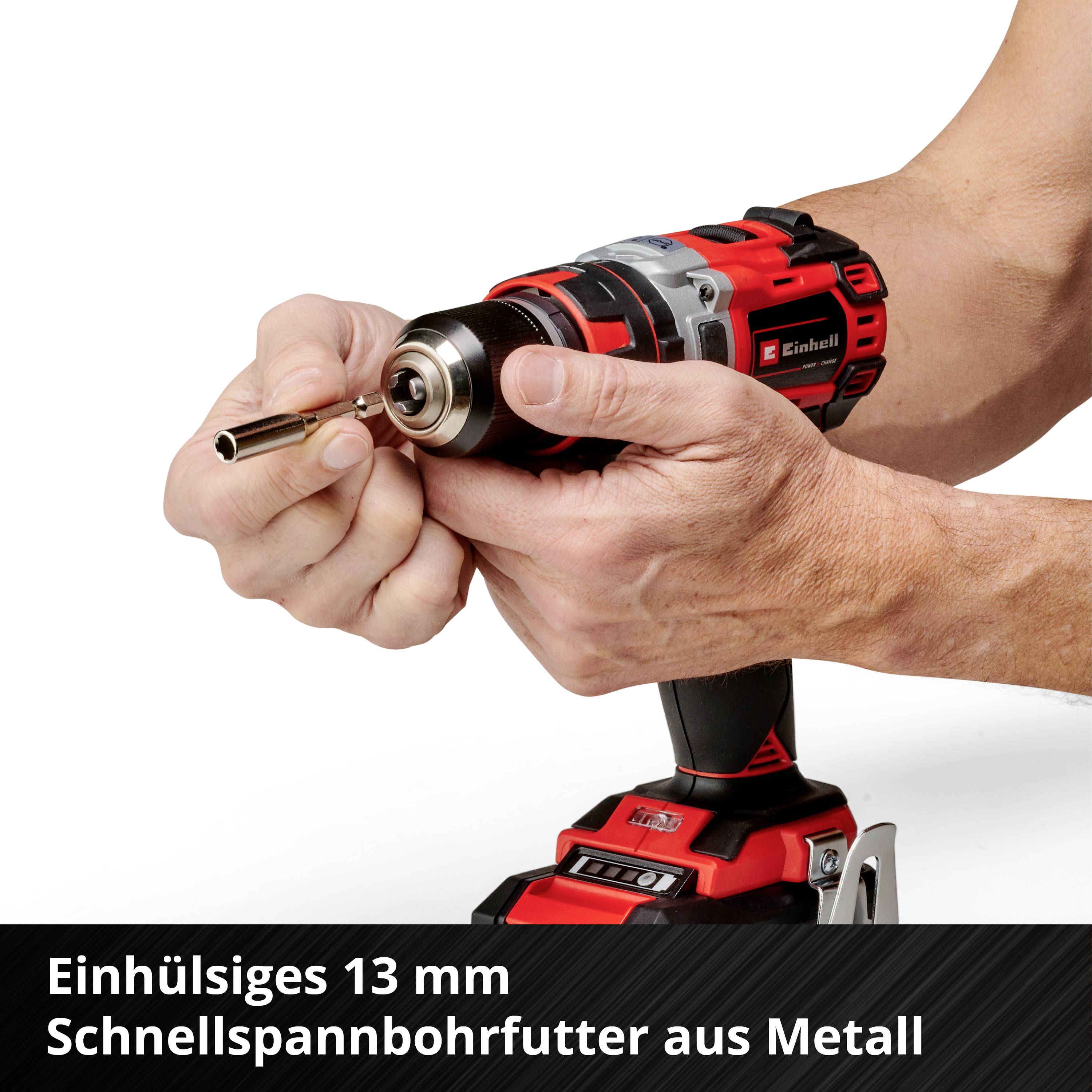 Eine Person benutzt einen Akkuschrauber mit einem Einhülsenspannbohrfutter aus Metall, 13 mm, um einen Bit einzusetzen.