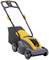 Ein gelber Elektro-Rasenmäher mit schwarzem Griff und Fangkorb, ideal für die Gartenpflege auf kleinen bis mittelgroßen Rasenflächen.