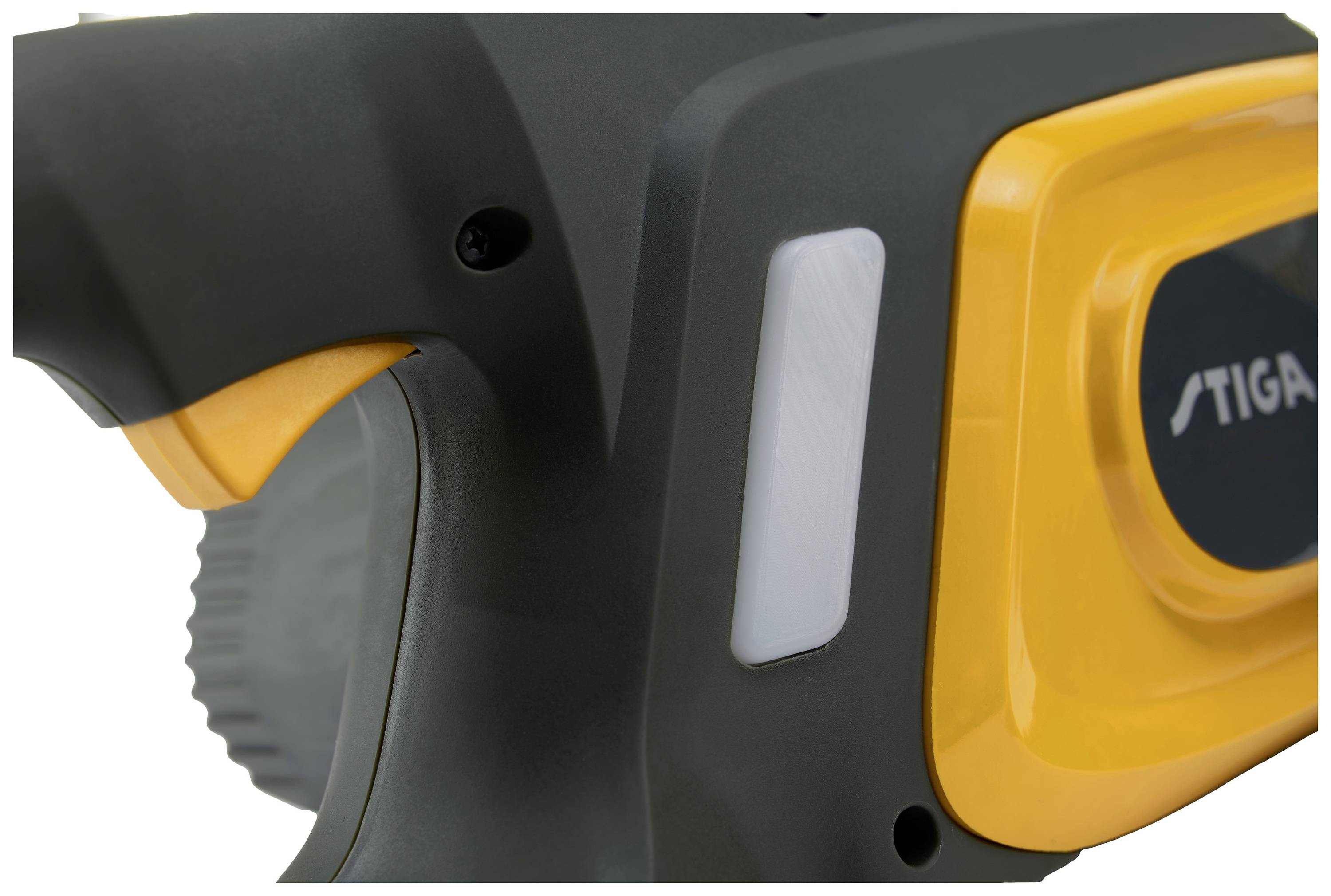 Nahaufnahme eines Teils eines Elektrowerkzeugs mit schwarzem und orangefarbenem Gehäuse und dem Markennamen 'STIGA' auf der rechten Seite.