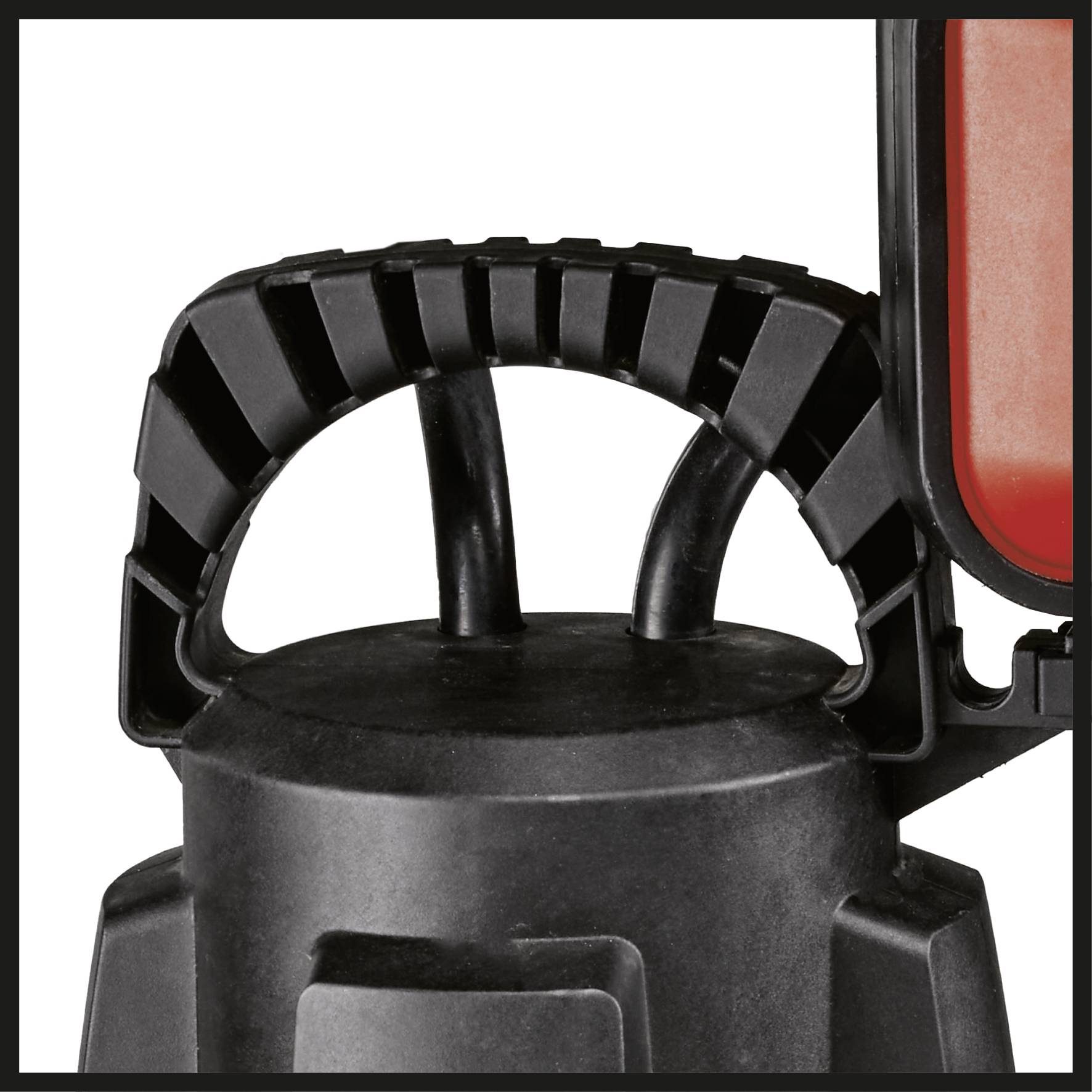 Ein Detailfoto eines schwarzen Kunststoffgriffs mit gerillter Struktur. Der vertikale rechteckige Ausschnitt zeigt einen Teil einer roten Seite.