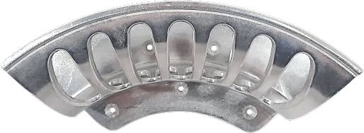 Metallisches, halbkreisförmiges Bauteil mit sieben Aussparungen und Löchern; möglicherweise Teil einer mechanischen Vorrichtung.