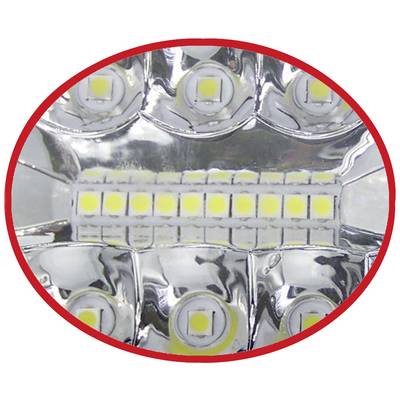Nahaufnahme eines LED-Lichts mit mehreren kleinen, quadratischen Leuchten auf einer reflektierenden, silbernen Oberfläche.
