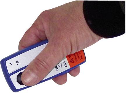 Eine Hand hält eine Fernbedienung mit einem großen Knopf, der mit 'ON' und 'OFF' beschriftet ist, und einem roten Warnhinweis.