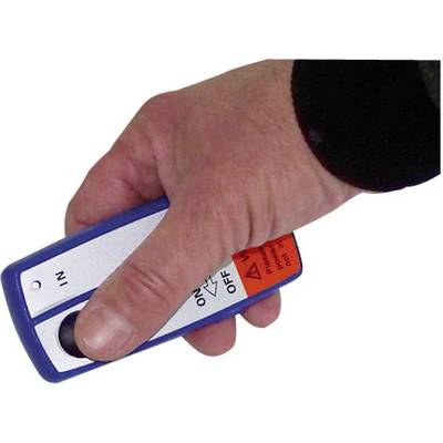 Eine Hand hält eine Fernbedienung mit einem großen Knopf, der mit 'ON' und 'OFF' beschriftet ist, und einem roten Warnhinweis.