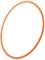 Ein orangefarbener Hula-Hoop-Reifen isoliert auf weißem Hintergrund.