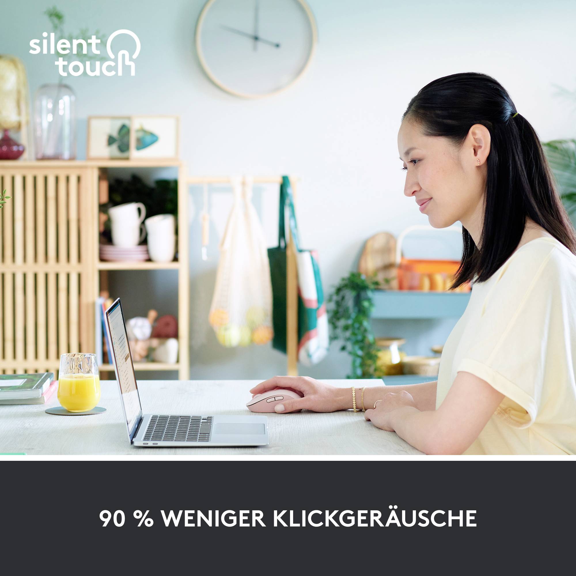 Eine Frau tippt auf einem Laptop an einem Tisch. Text unten: '90 % weniger Klickgeräusche'. Im Hintergrund ist ein Regal.