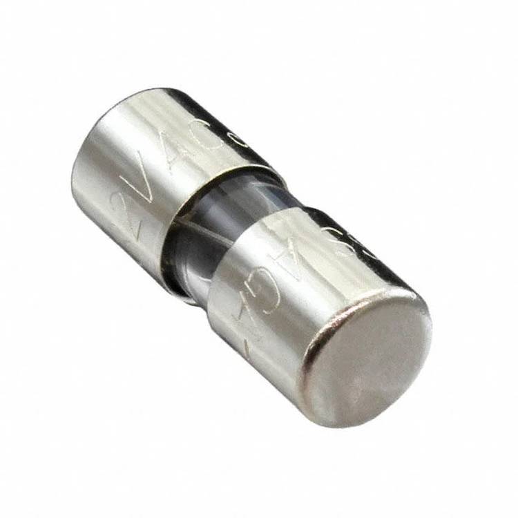 Eine kleine Glassicherung mit Metallkappen an beiden Enden, typischerweise in der Elektronik zum Schutz von Stromkreisen verwendet.