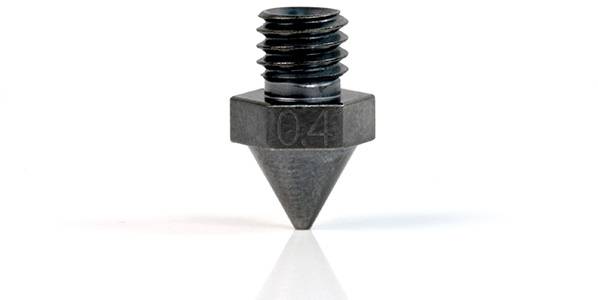 Eine Metallspitze mit Schraubgewinde steht aufrecht. Sie hat eine eingravierte Zahl '0,4' auf der flachen sechseckigen Basis.
