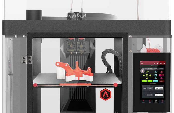 Industrie 3D Drucker RAISE3D Pro mit Druckobjekt (rot) und Stützstruktur (weiß) Auf dem Bild sieht man einen 3D-Freiraum-Drucker, der ein komplexes Objekt (in Rot) inklusive Stützstruktur (in Weiß) gedruckt hat.
