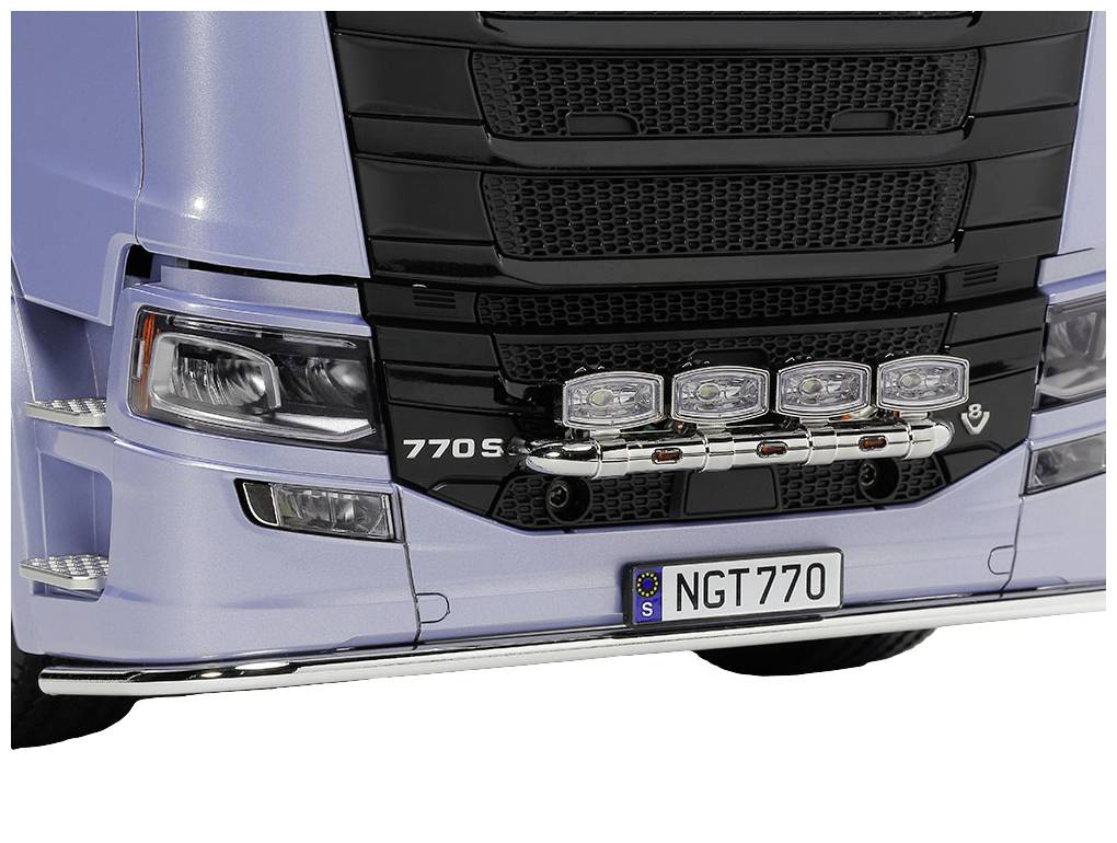 Ein Lastwagen mit einer schwarzen Front mit Schriftzug '770S' und Zusatzscheinwerfern über dem Nummernschild 'NGT770'.