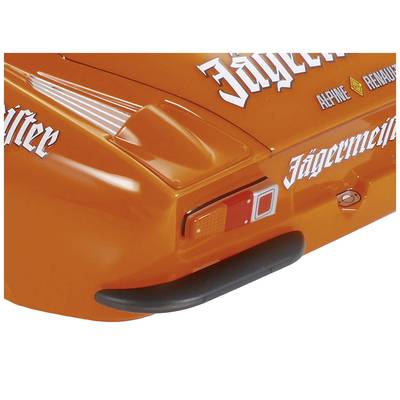 Ein orangefarbenes Auto mit 'Jägermeister'-Logo und Schriftzug, Ansicht des hinteren Teils mit Rücklicht und Stoßstange.