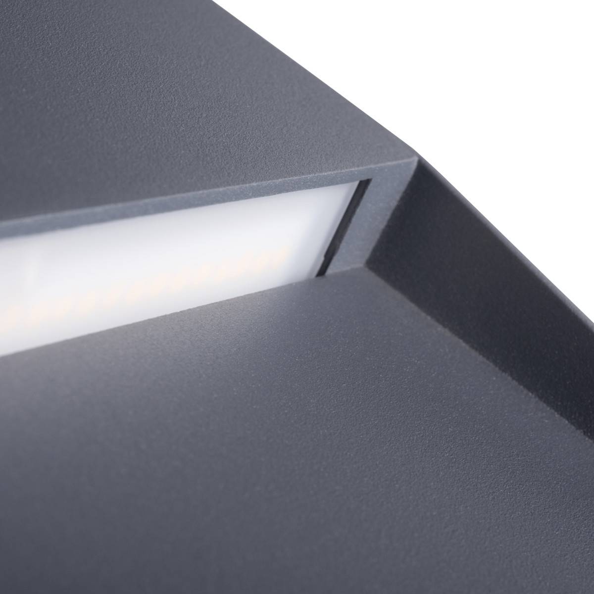 Eine moderne, minimalistische Leuchte mit einem abgeschrägten Gehäuse. Sie strahlt weiches, diffuses Licht nach vorne ab.