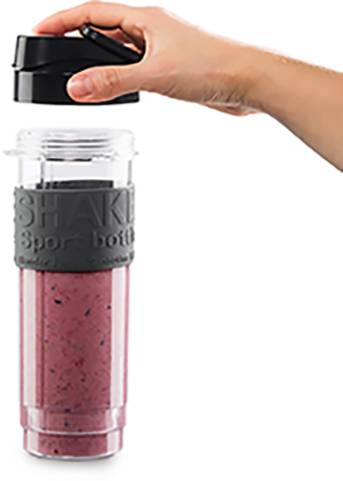 Eine Hand hält einen schwarzen Deckel über einer transparenten, zylinderförmigen Flasche, die mit einem roten Frucht-Smoothie gefüllt ist.