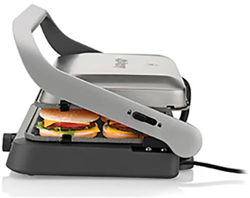 Ein elektrischer Grill mit zwei Sandwiches darin, das Oberteil ist leicht geöffnet.