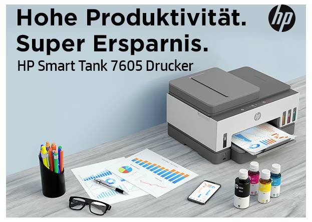 # HP Smart Tank 7605 Drucker mit deutschem Text 'Hohe Produktivität. Super Ersparnis.' und Büromaterialien auf einem Schreibtisch.