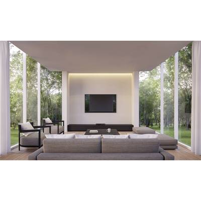 Modernes Wohnzimmer mit großen Fenstern. Zwei Sofas, ein Fernseher an der Wand, Blick auf Bäume draußen. Minimalistische Einrichtung.