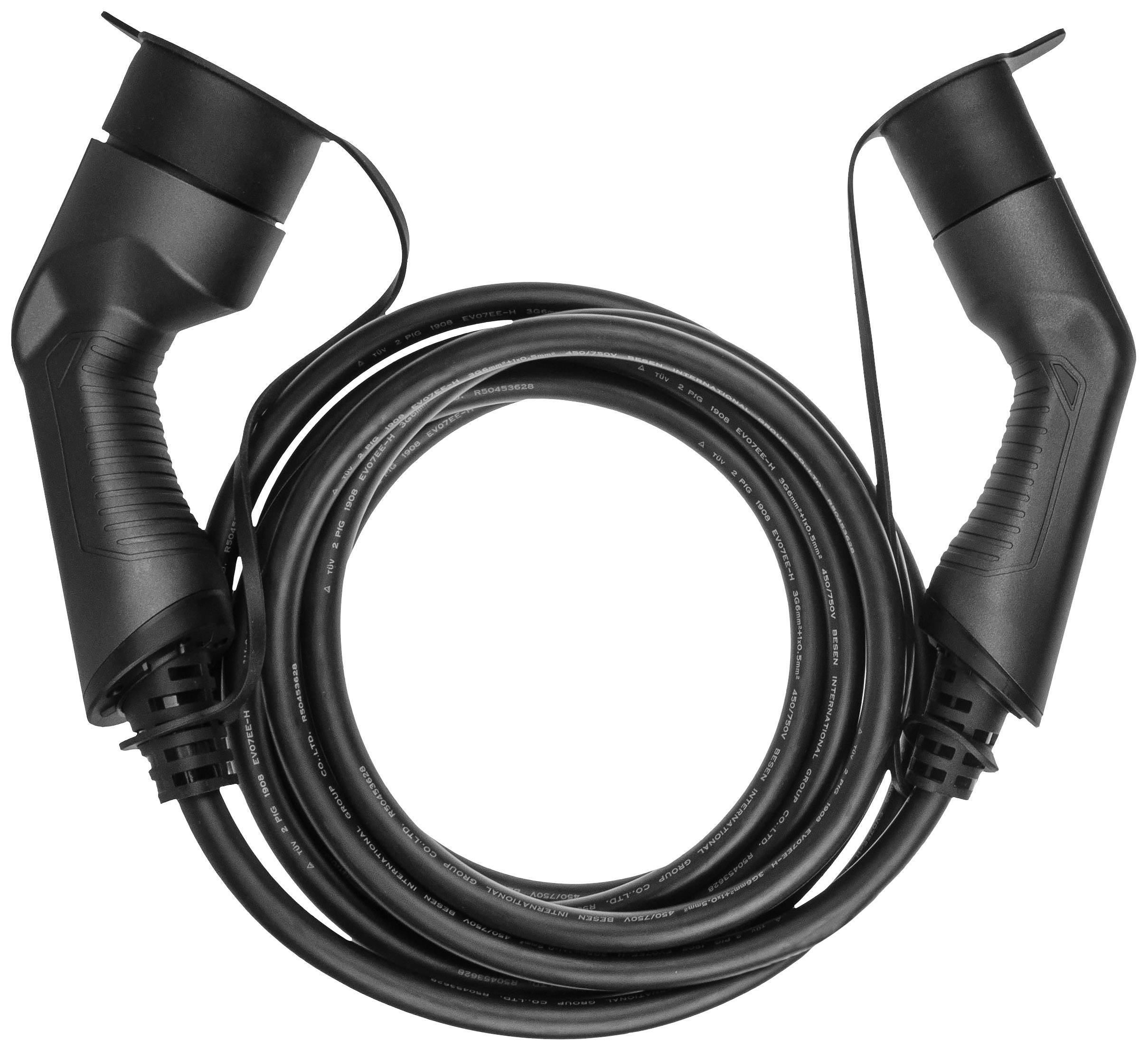 Ein zusammengerolltes Ladekabel mit zwei schwarzen Steckern an den Enden, geeignet für Elektrofahrzeuge.