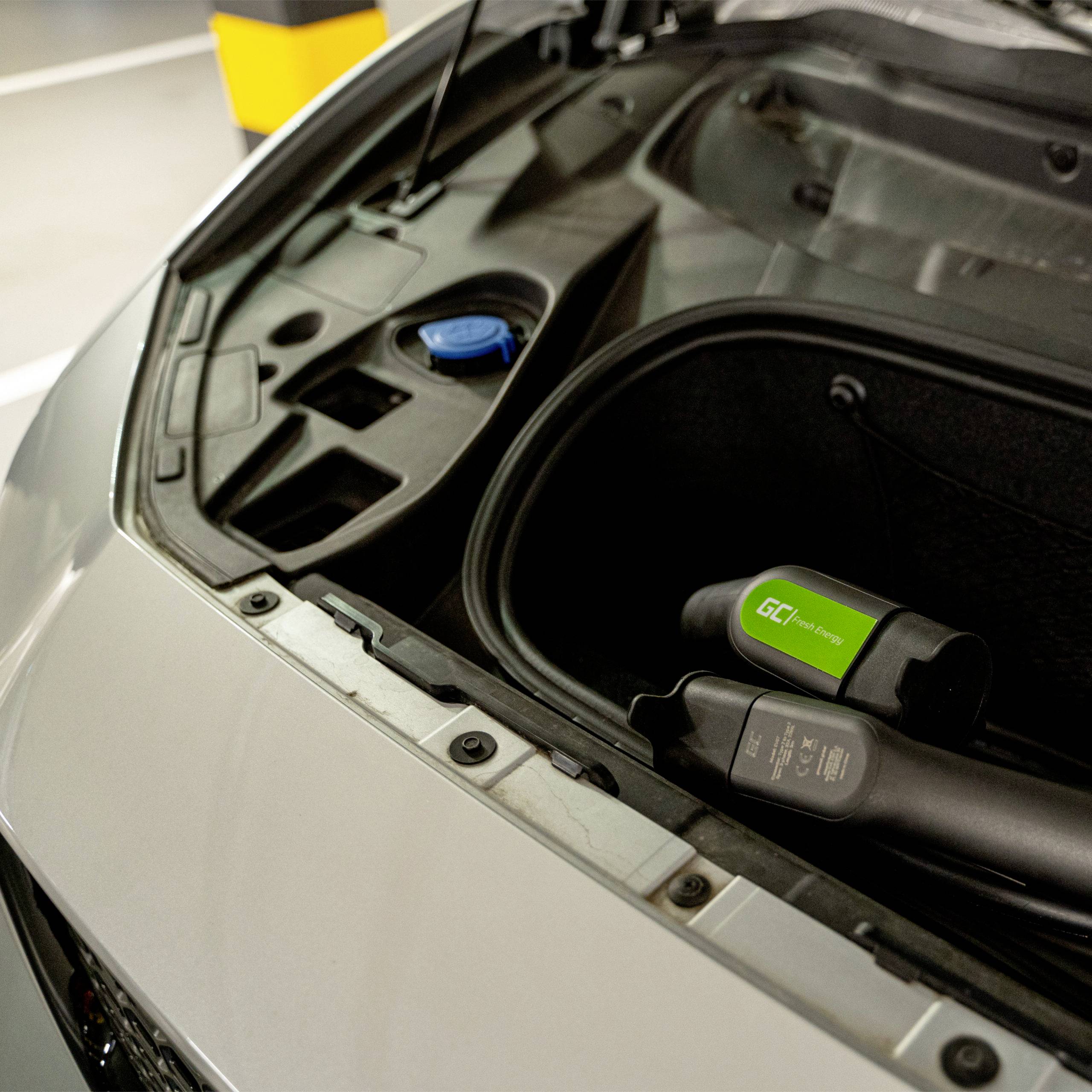 Elektroauto-Ladekabel im vorderen Kofferraum eines Autos, bereit zum Anschließen an eine Ladestation.