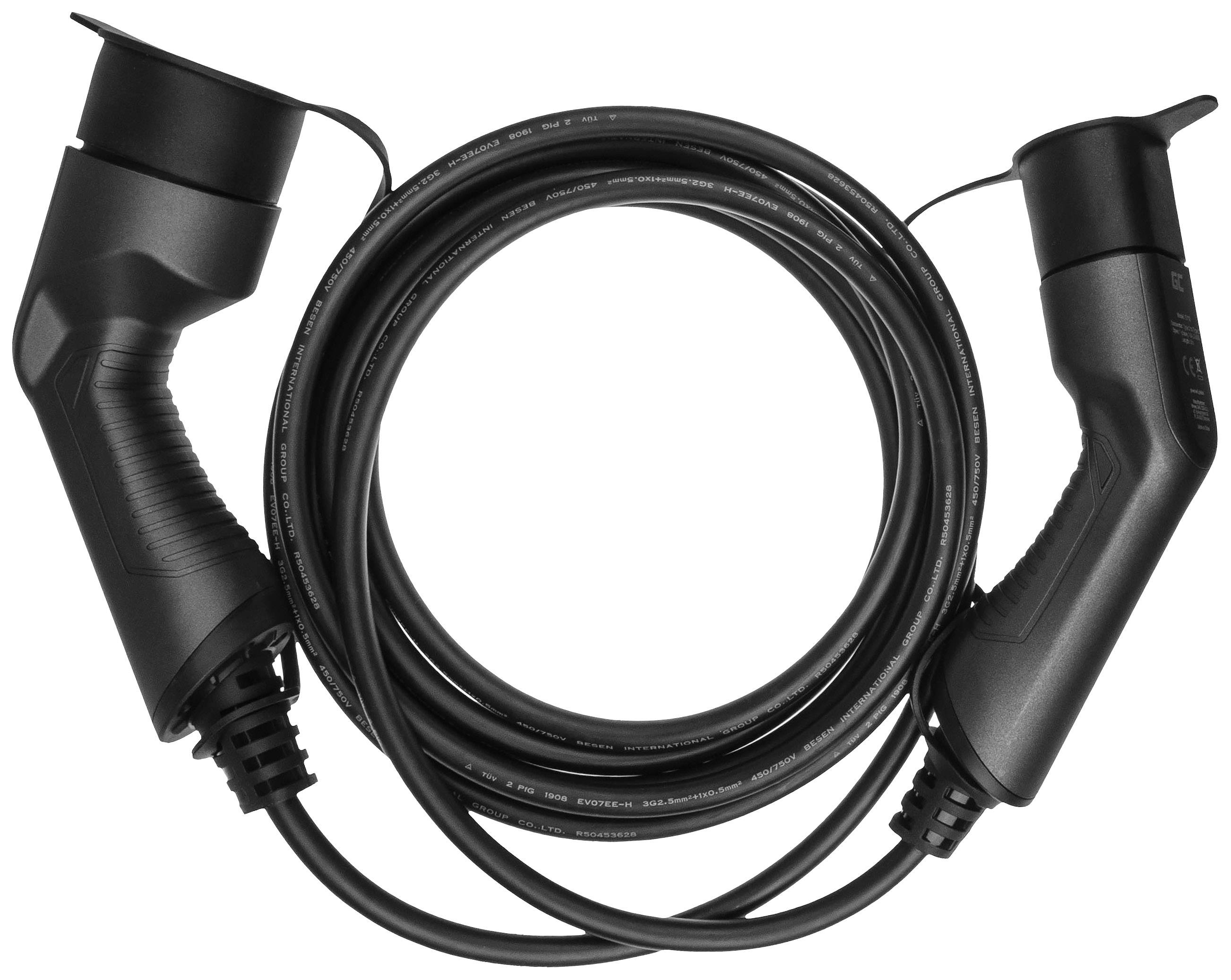 Schwarzes Ladekabel für Elektroautos mit zwei Steckern, eines an jedem Ende, auf weißem Hintergrund. Kabel ist in einer Spirale gelegt.