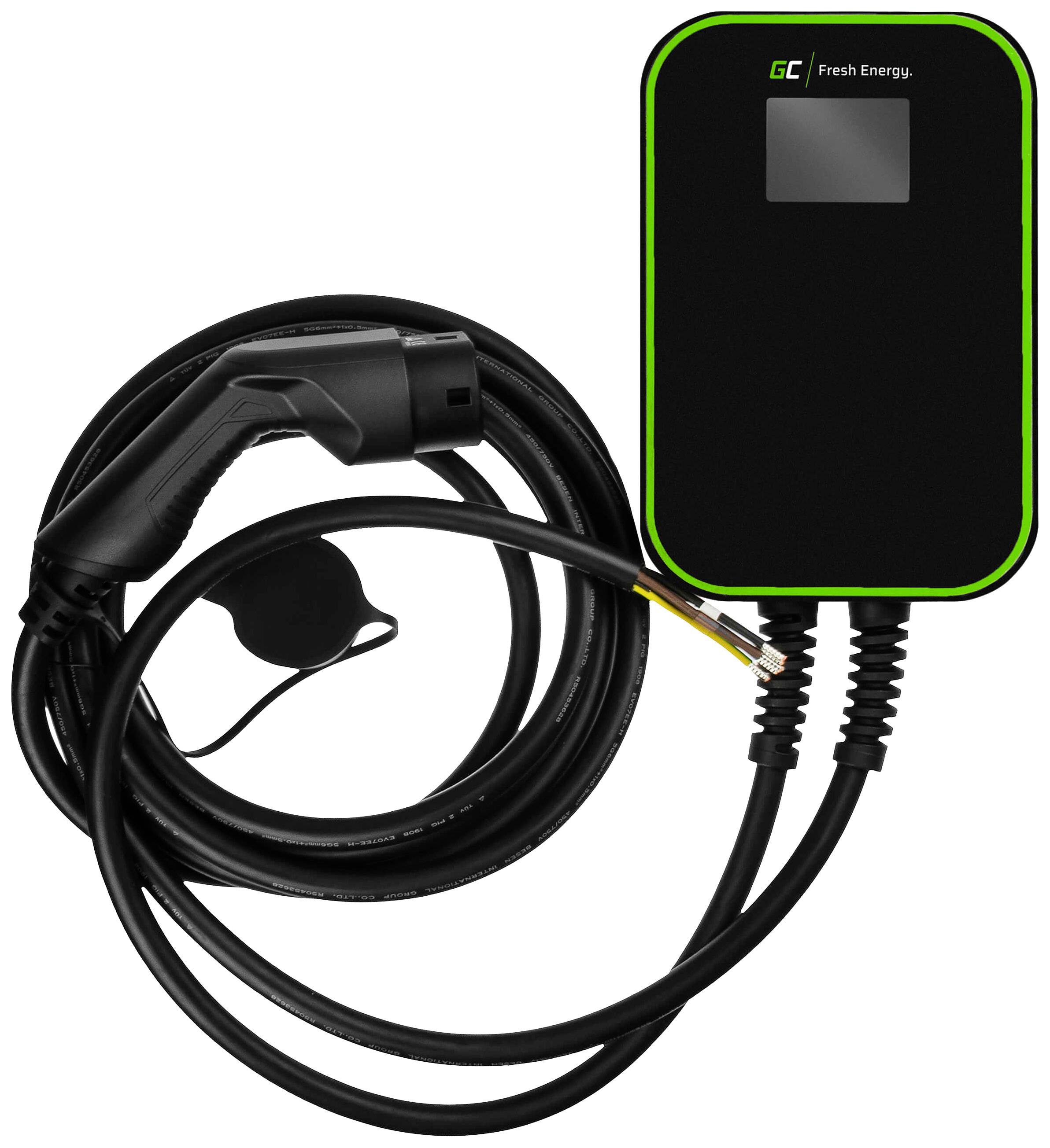 Schwarze Wandladestation für Elektrofahrzeuge mit Ladegriff und Kabel, leuchtend grüner Rand; Aufschrift 'Fresh Energy'.
