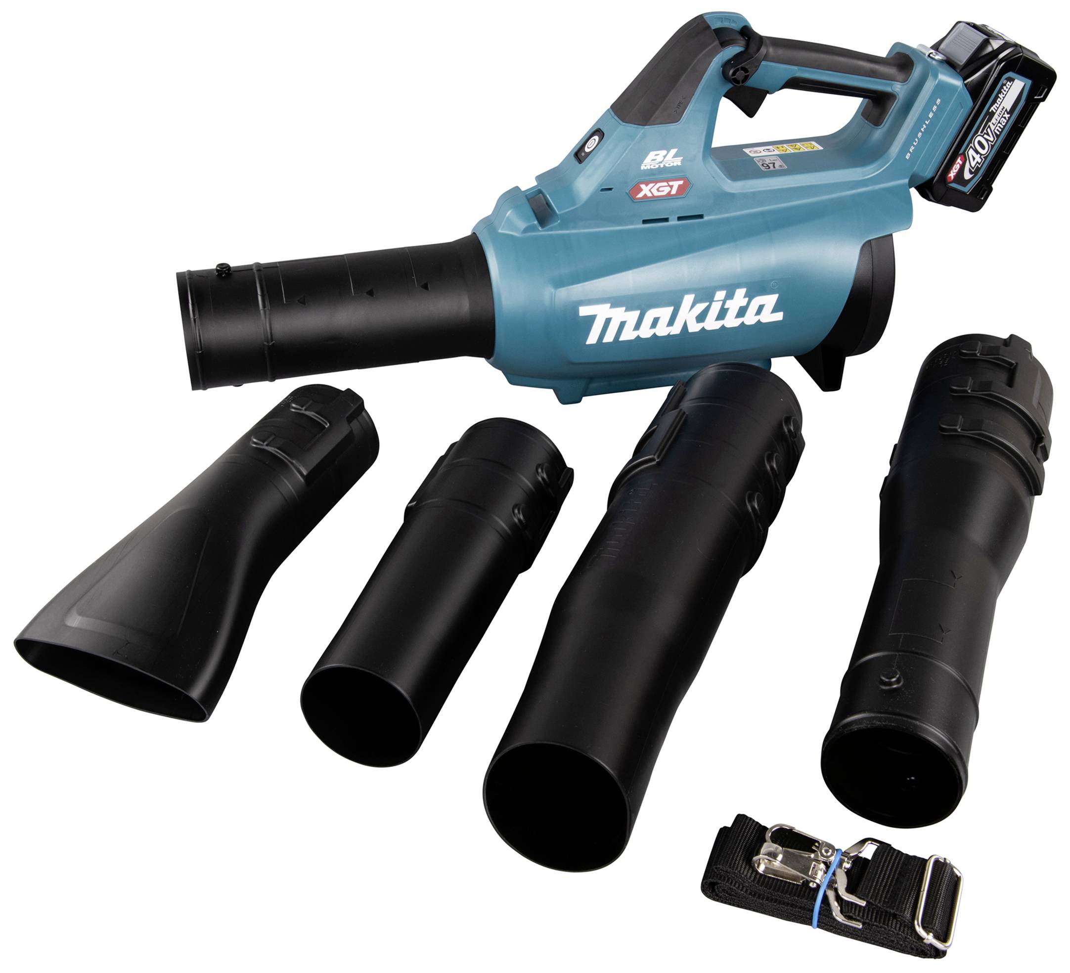 Ein blauer Makita-Akku-Laubbläser mit vier schwarzen Düsenaufsätzen und einem Gürtel für das Zubehör.