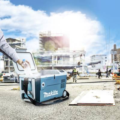 Eine Person legt eine Flasche in eine blaue Kühltasche mit 'Makita'-Logo auf einer Baustelle ab. Hintergrund zeigt Bauarbeiten.