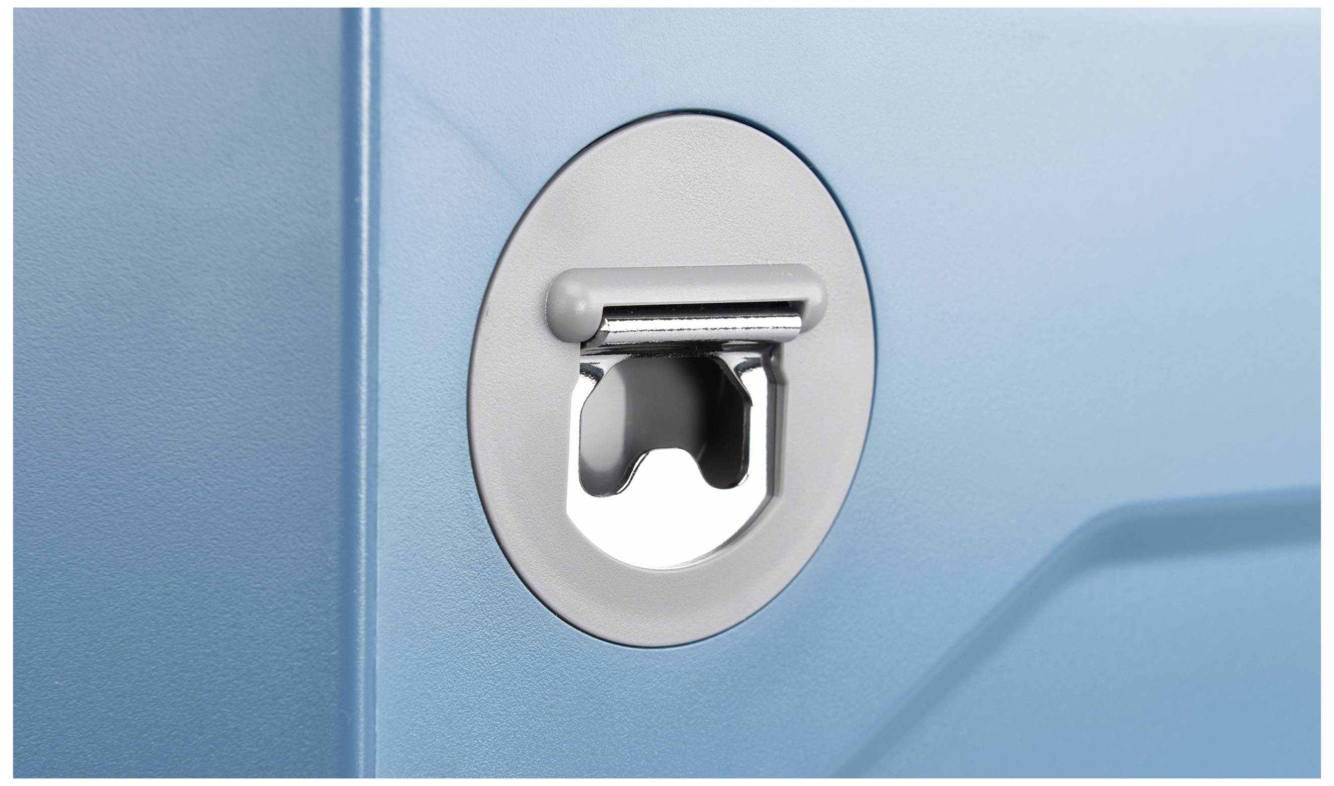 Nahaufnahme eines silbernen Flaschenöffners, der in eine blaue Oberfläche montiert ist.