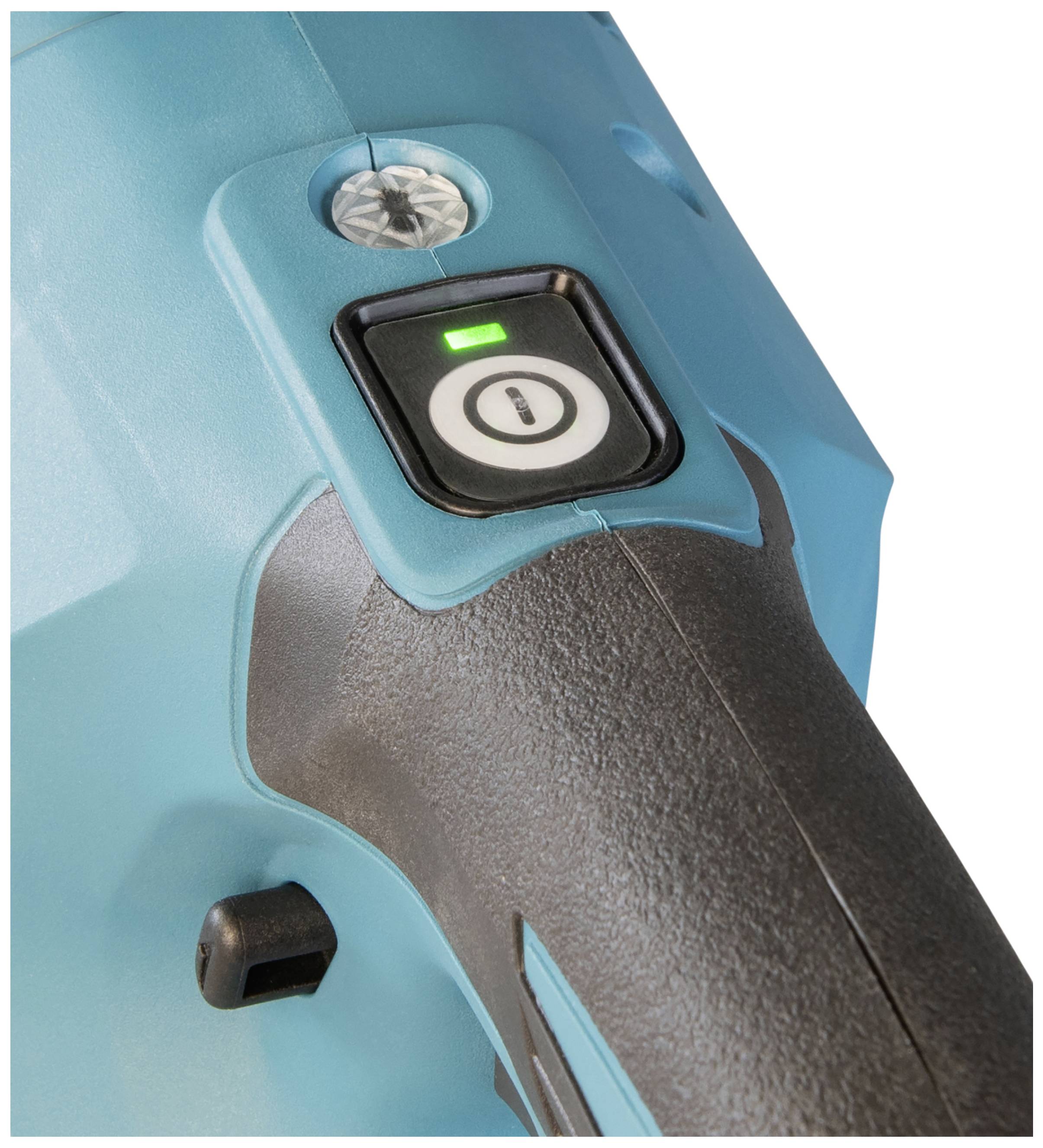 Nahaufnahme eines blauen Elektrowerkzeugs mit schwarzem Griff und einem großen schwarzen Knopf mit grünem Licht, das ein 'Power'-Symbol zeigt.