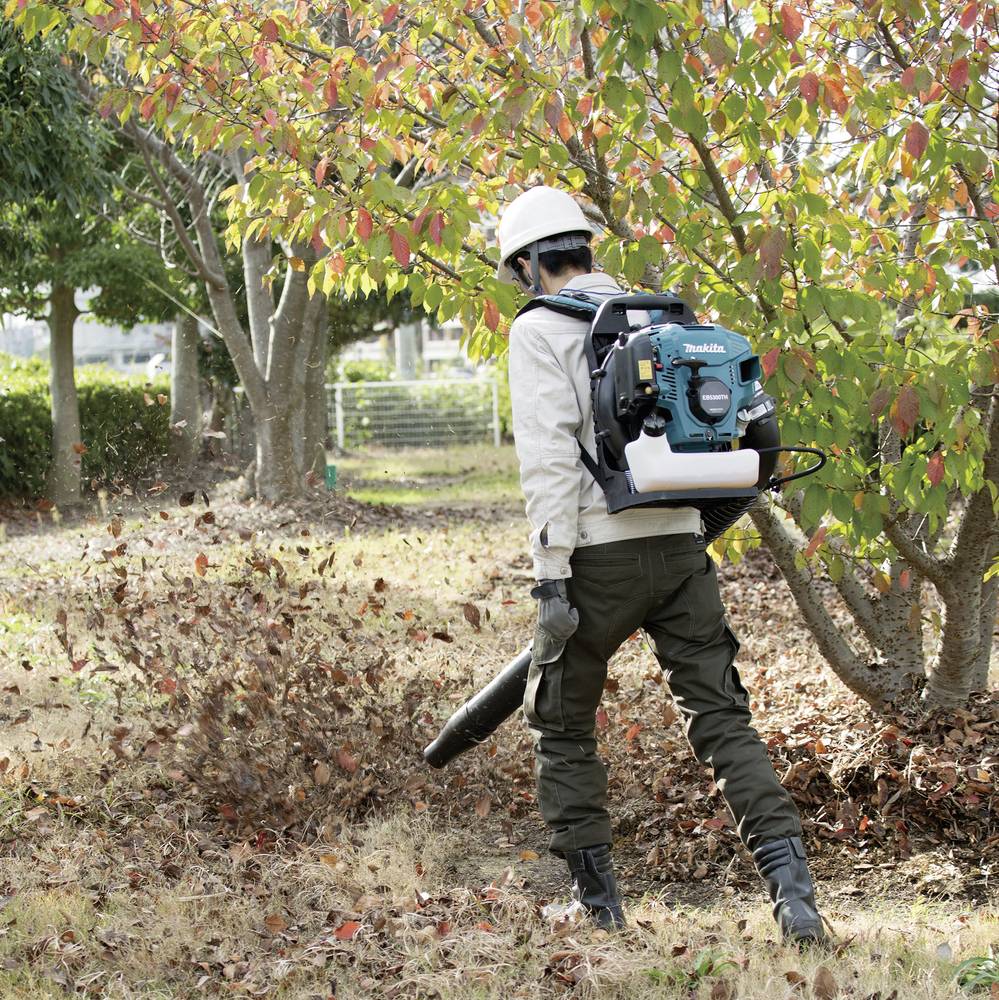 Benzin-Laubbläser und Benzin-Laubsauger werden durch ihr höheres Gewicht teilweise am Rücken getragen