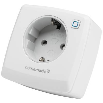 Ein weißer Homematic IP Zwischenstecker mit einer Steckdose und einem kleinen blauen Taster rechts oben, leicht schräg fotografiert.