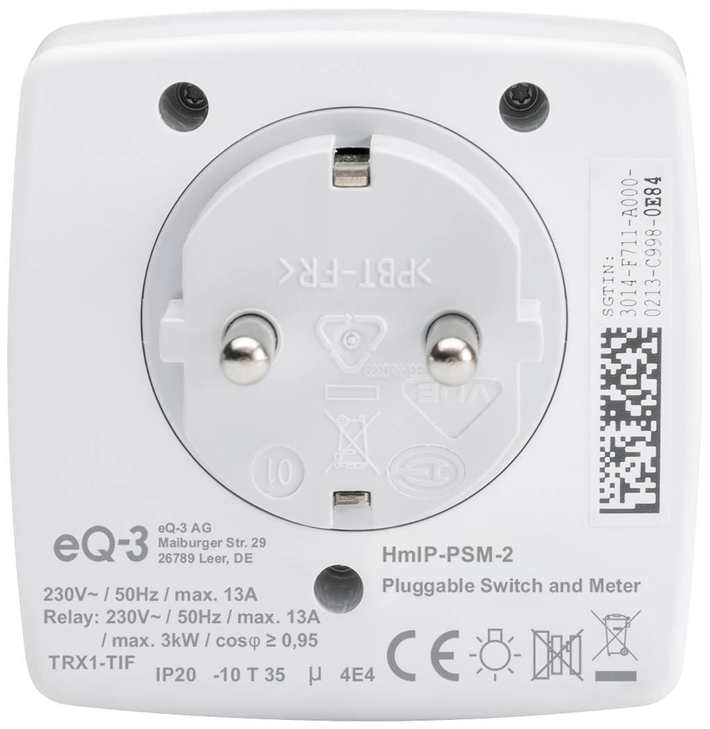 Ein weißer, quadratischer Steckdosenadapter mit Steckdose in der Mitte, Marken- und Modellangaben und QR-Code auf der Vorderseite.