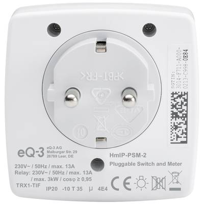 Ein weißer, quadratischer Steckdosenadapter mit Steckdose in der Mitte, Marken- und Modellangaben und QR-Code auf der Vorderseite.