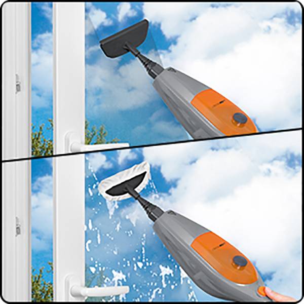 Ein Fensterreiniger reinigt ein weiß gerahmtes Fenster, oben ist es bereits sauber, unten wird Schaum gereinigt, blauer Himmel im Hintergrund.