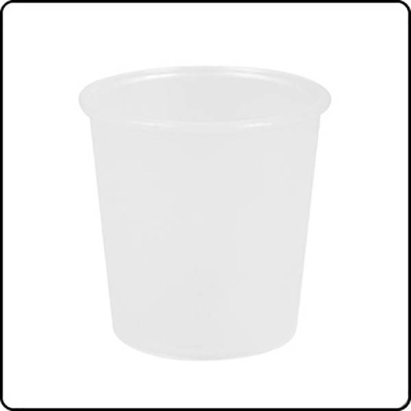 Ein weißer, leerer Plastikbecher vor weißem Hintergrund.