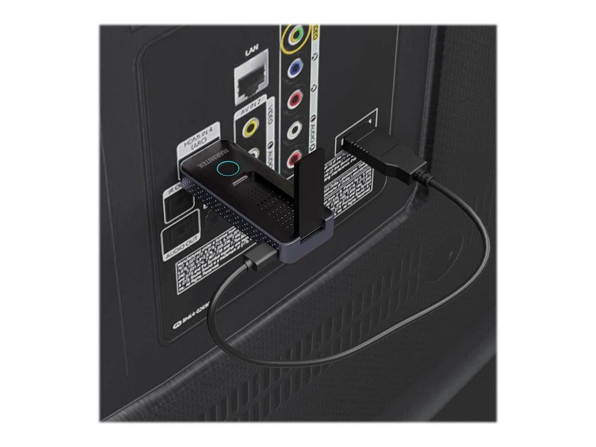 Rückseite eines Fernsehers mit angeschlossenem HDMI-Dongle und USB-Kabel. Dabei sind verschiedene Anschlüsse zu sehen.