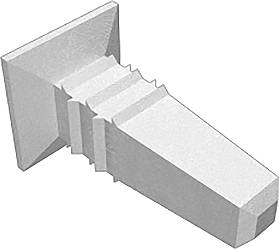 Eine weiße, abstrakte Skulptur, die aus geometrischen Formen besteht und schräg nach oben führt. Sie hat eine treppenartige Struktur.