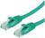 Zwei grüne Ethernet-Kabel mit RJ-45-Steckern, die zur Netzwerkverbindung von Computern verwendet werden.