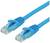 Zwei blaue Ethernet-Kabel mit transparenten Steckern, geeignet für Internet- und Netzwerkverbindungen.