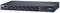 Ein schwarzes Rackmount-Netzwerkgerät mit mehreren Stromanschlüssen. Links ist das Logo der Marke sichtbar, rechts sind Bedienelemente.