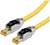 Ein gelbes Netzwerkkabel mit zwei RJ45-Steckern, die für Ethernet-Verbindungen verwendet werden.