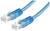 Zwei blaue Ethernet-Kabel mit RJ45-Steckern zeigen aufeinander zu, geeignet für Netzwerkverbindungen.