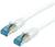 Zwei weiße Ethernet-Kabel mit blauen Steckern liegen parallel und zeigen nach links. Sie sind für die Netzwerkverbindung gedacht.